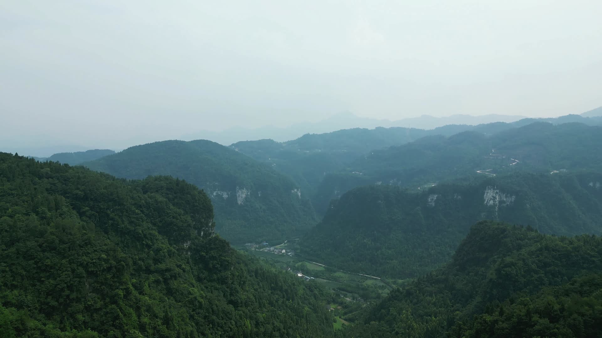 航拍高山悬崖森林自然风光视频的预览图