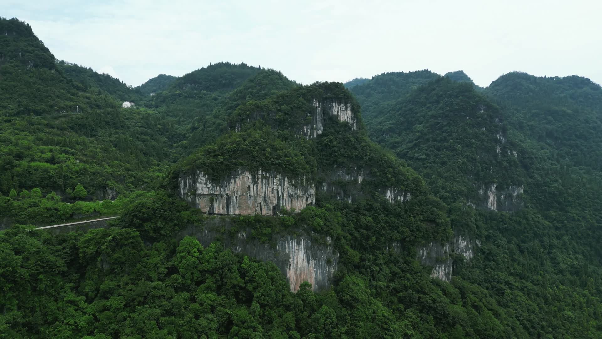 航拍高山悬崖森林自然风光视频的预览图