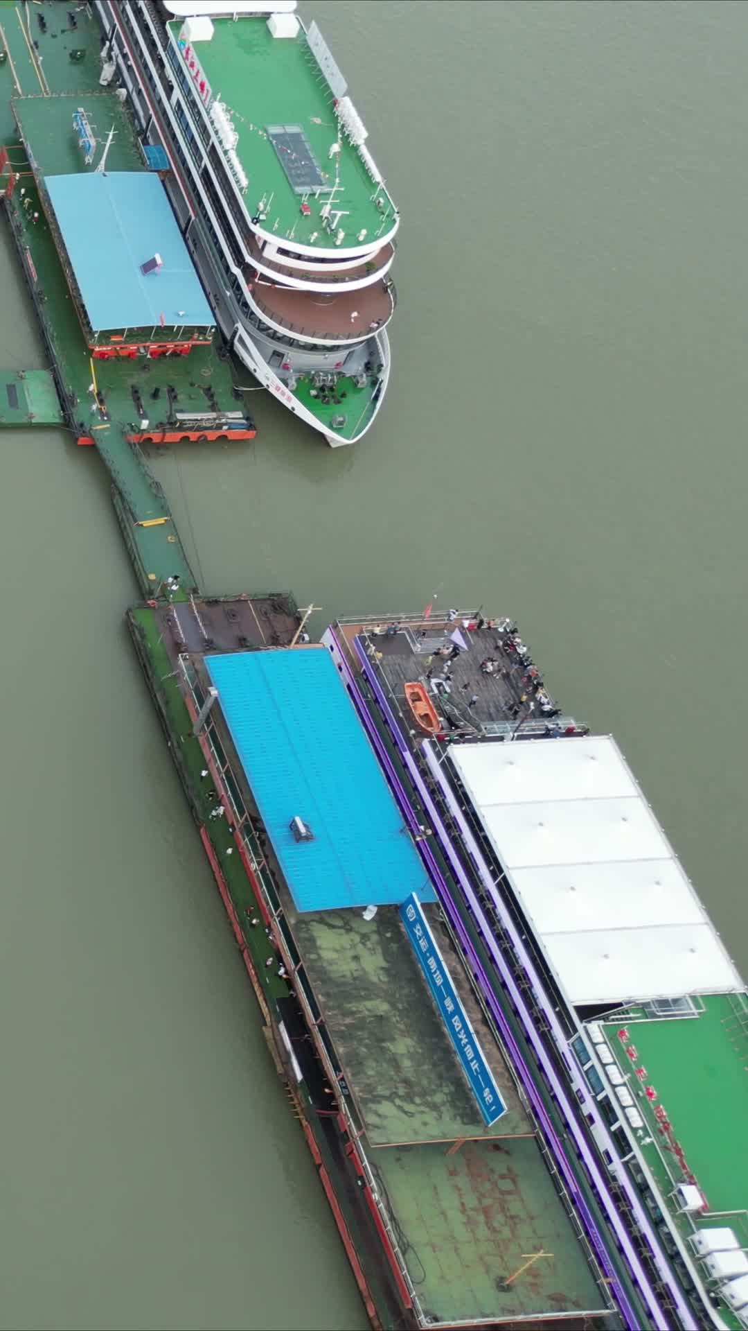 航拍湖北宜昌港码头视频的预览图