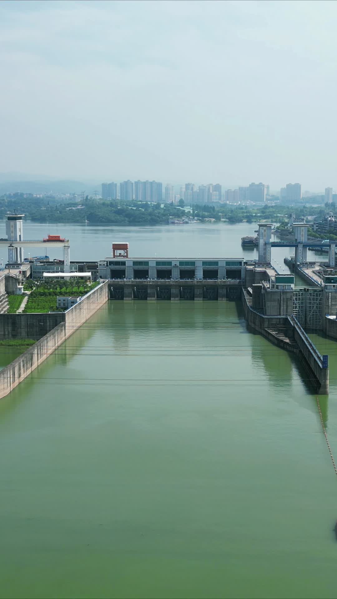 航拍湖北宜昌长江三峡葛洲坝水电站视频的预览图