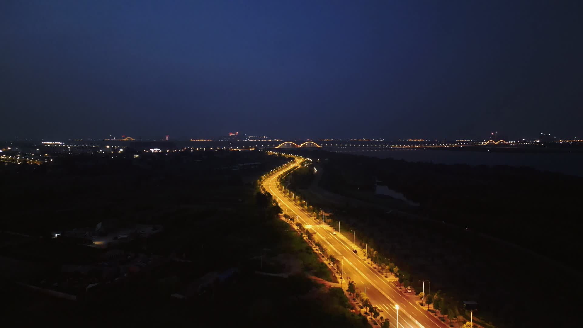 航拍湖北襄阳交通大道夜景视频的预览图
