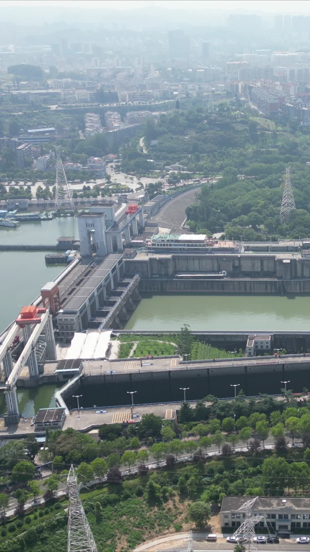 航拍湖北宜昌长江三峡葛洲坝水电站视频的预览图