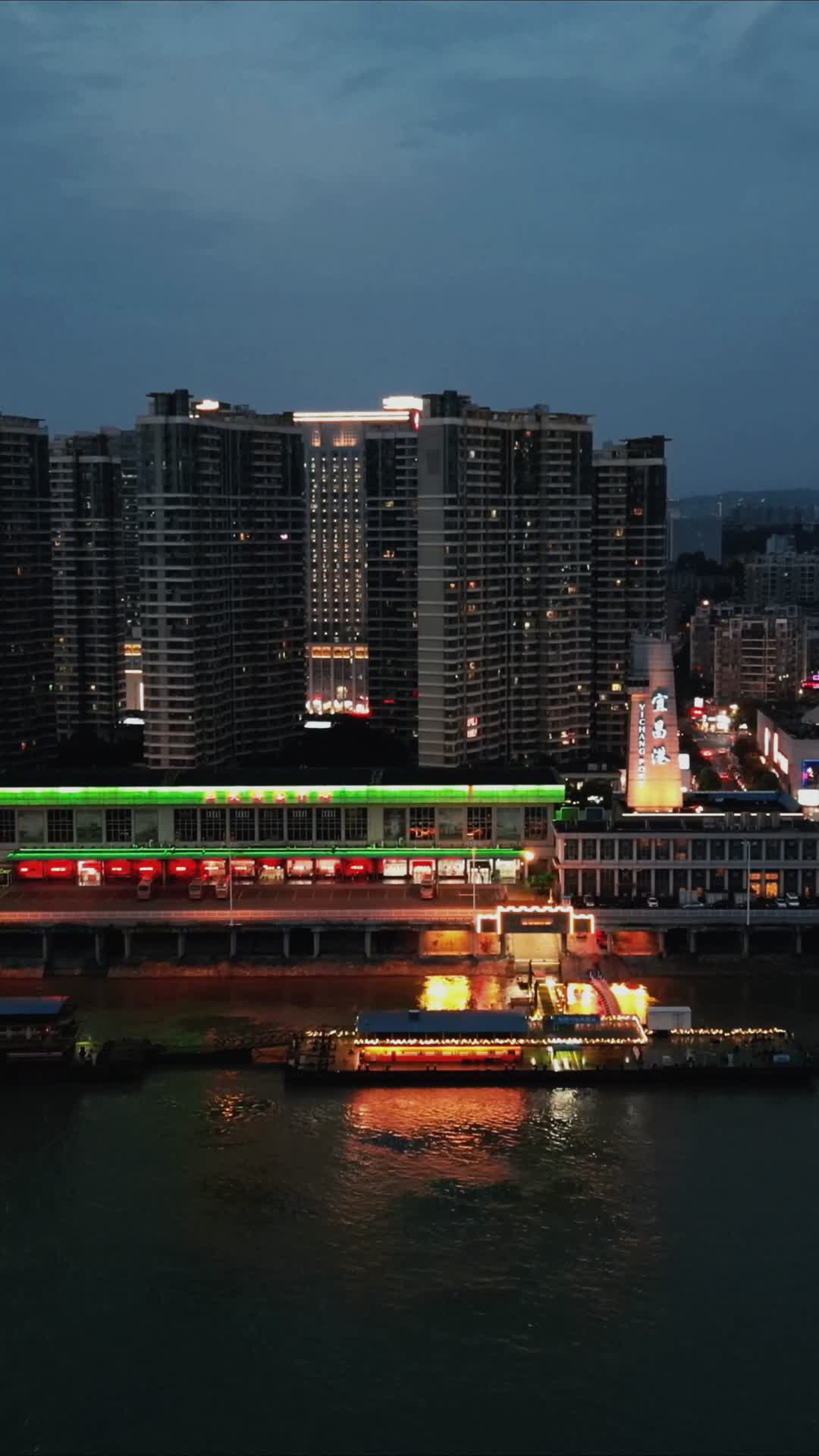 航拍湖北宜昌港夜景视频的预览图