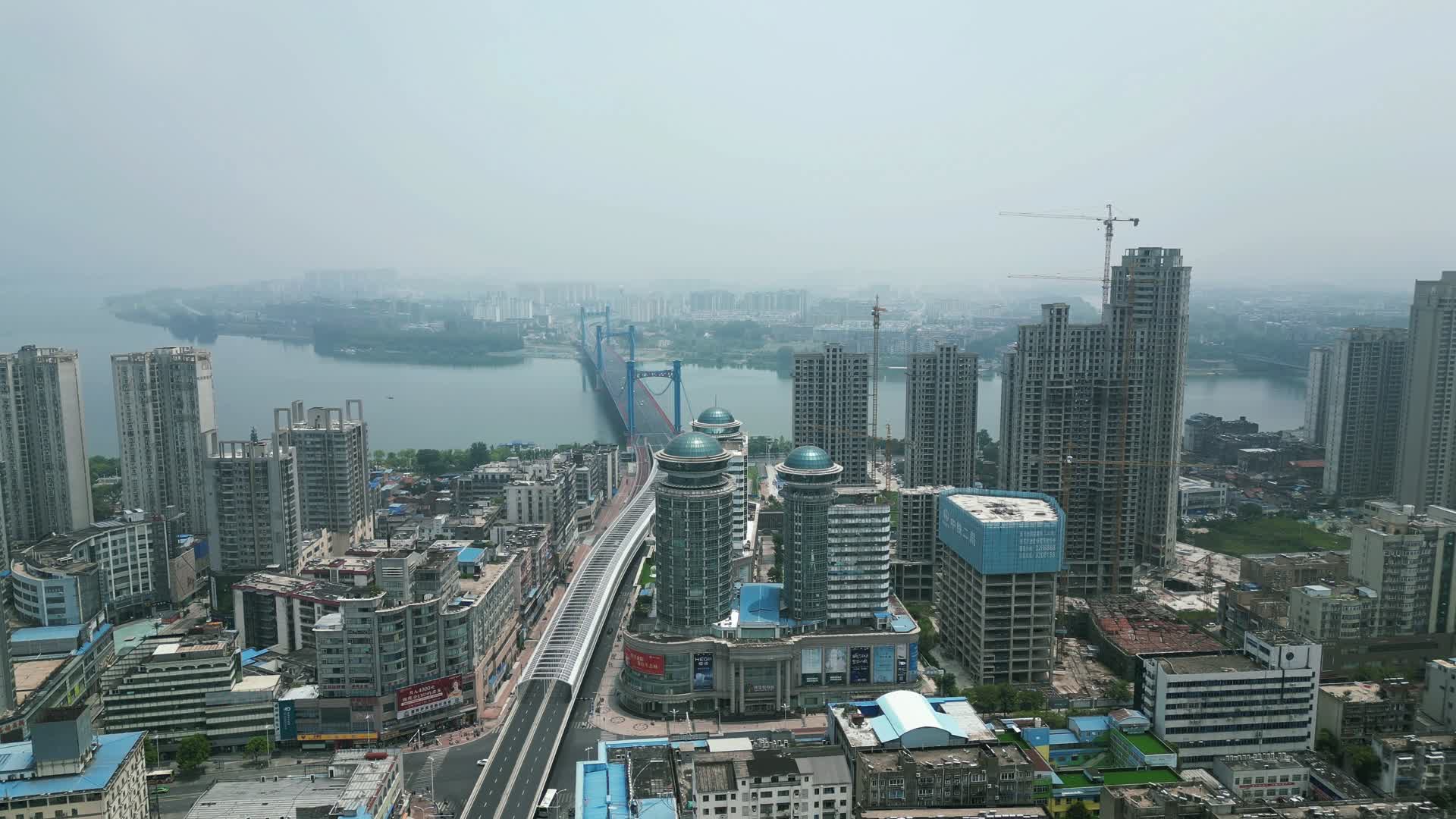 航拍湖北襄阳城市建设高楼视频的预览图