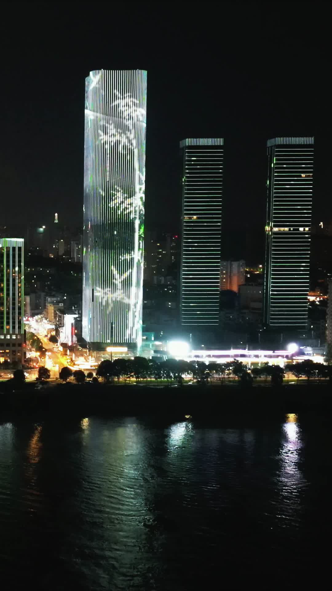 航拍湖北宜昌沿江大道夜景高楼灯光秀视频的预览图