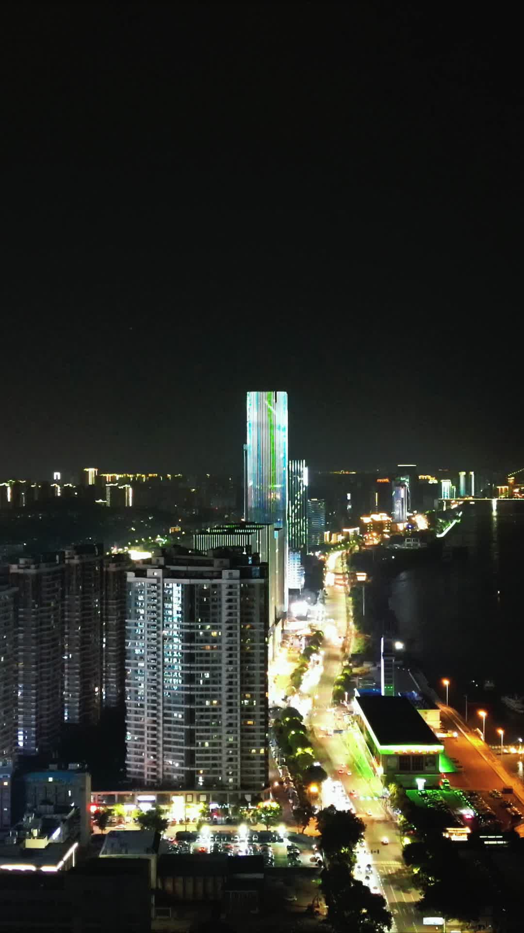 航拍湖北宜昌沿江大道夜景高楼灯光秀视频的预览图