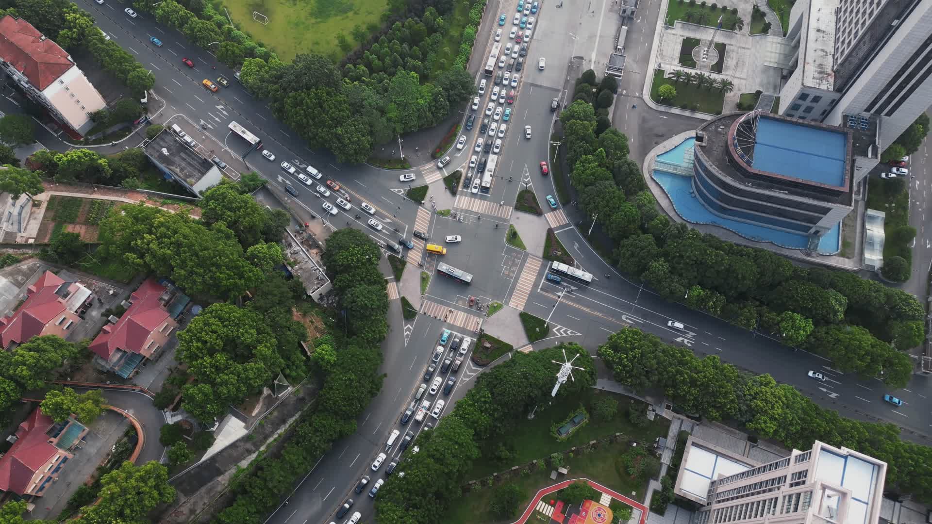 航拍湖北宜昌交通十字路口视频的预览图