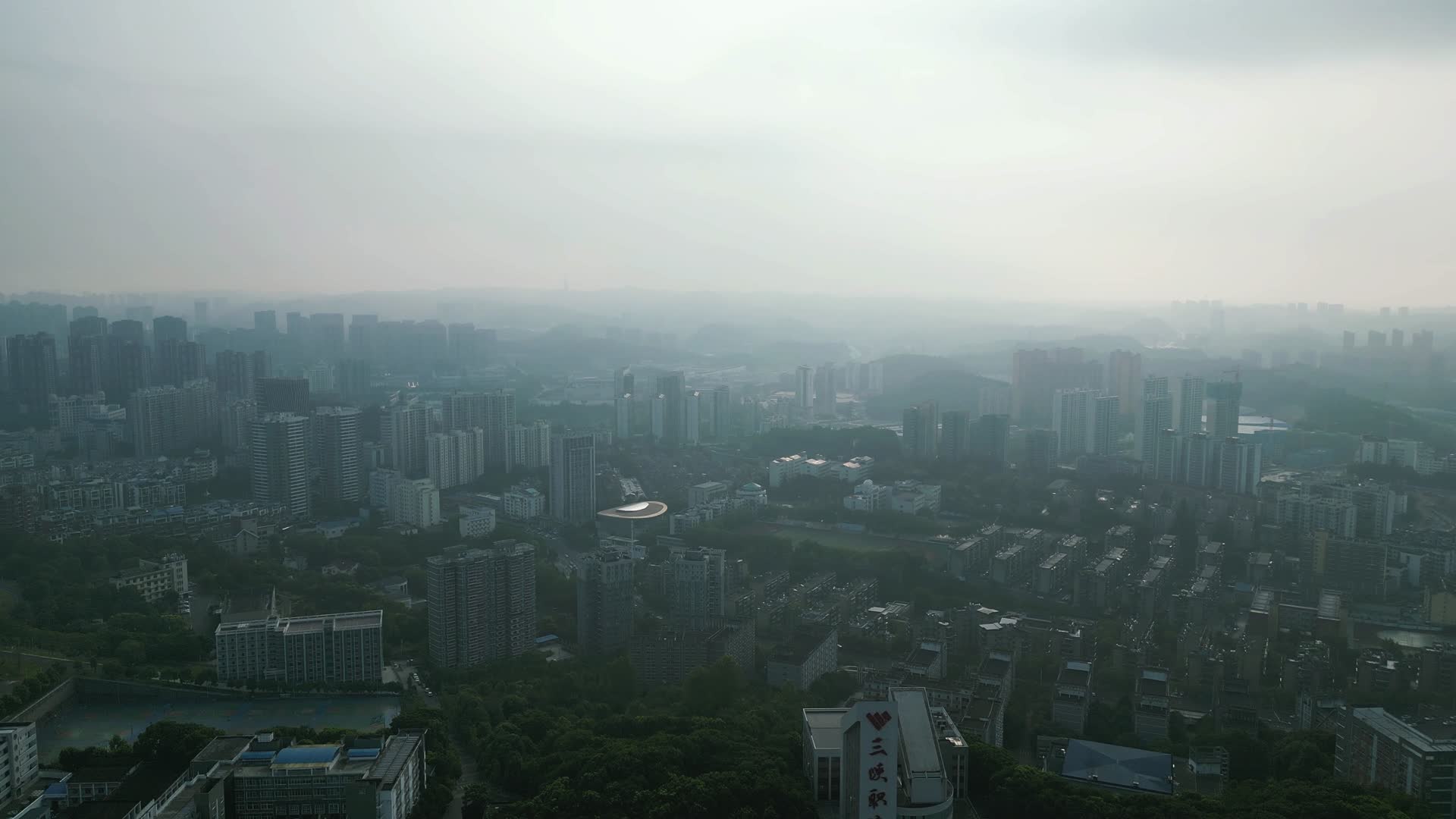 航拍湖北宜昌清晨迷雾城市风光视频的预览图