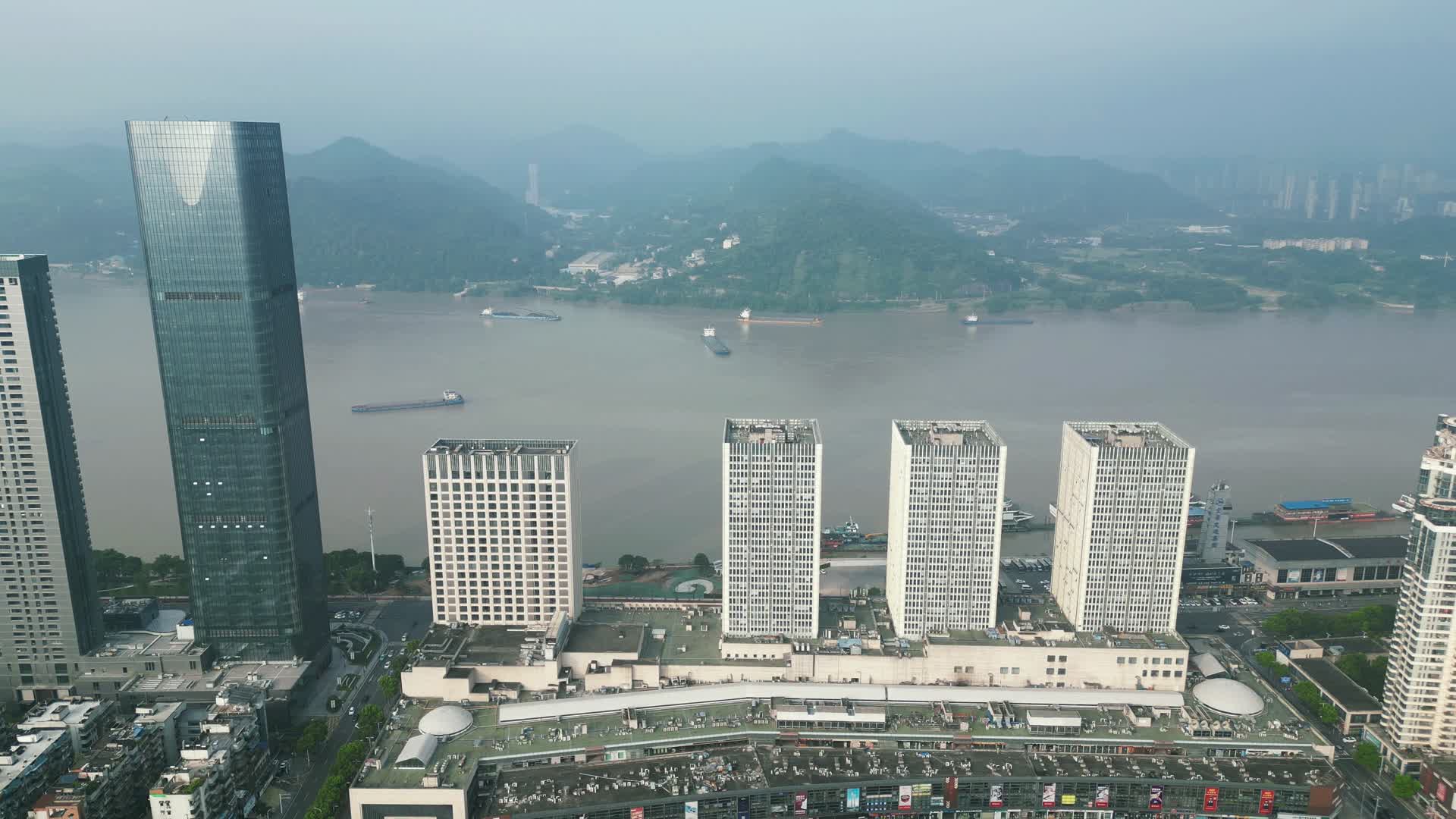 航拍湖北宜昌沿江城市高楼视频的预览图