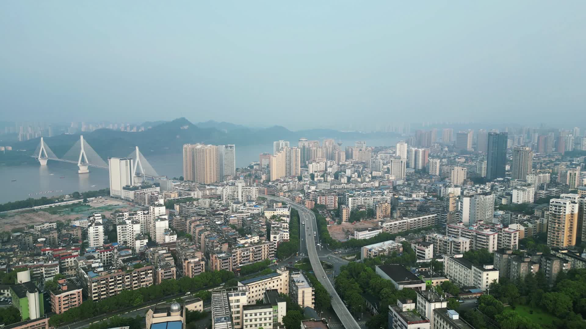 航拍湖北宜昌城市风光夷陵长江大桥视频的预览图