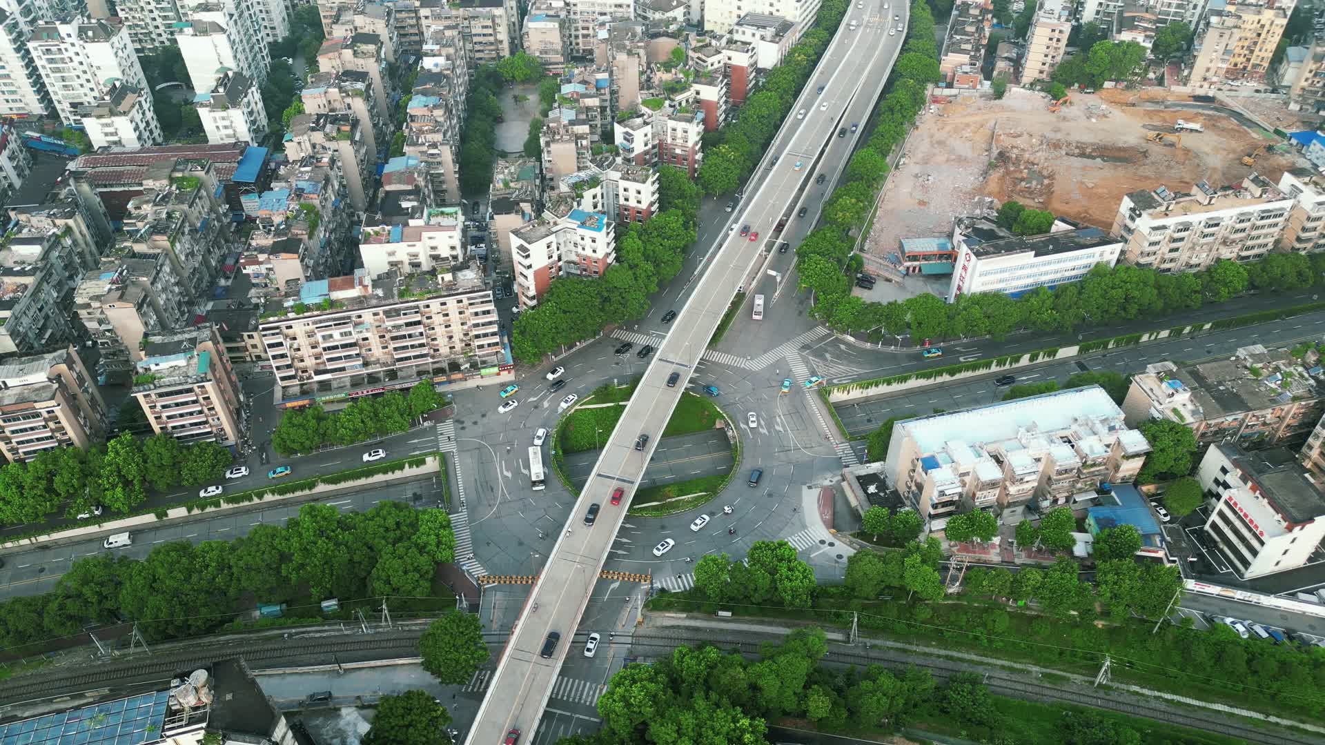 航拍湖北宜昌城市交通视频的预览图