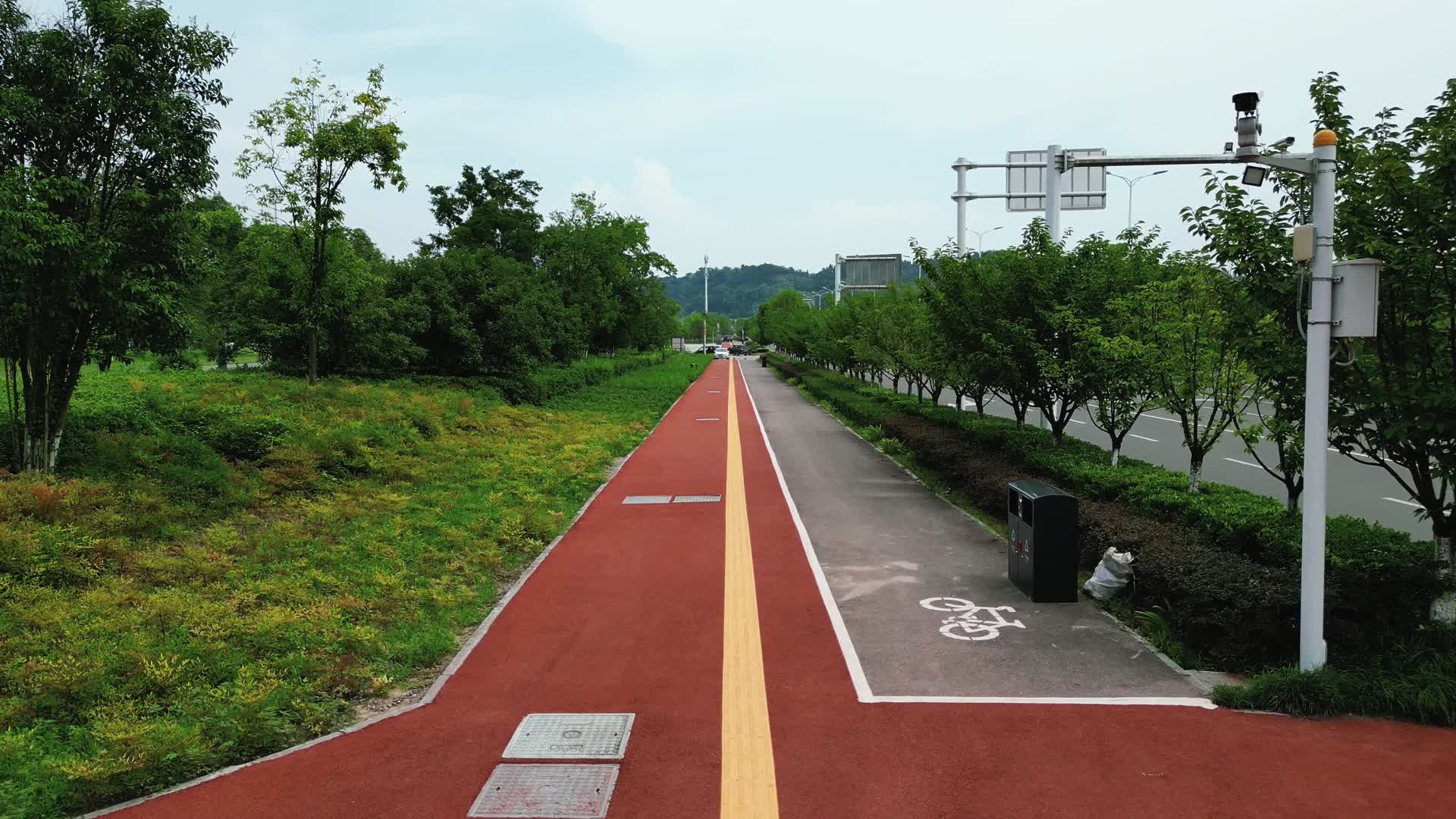 航拍湖北宜昌奥体中心步道视频的预览图