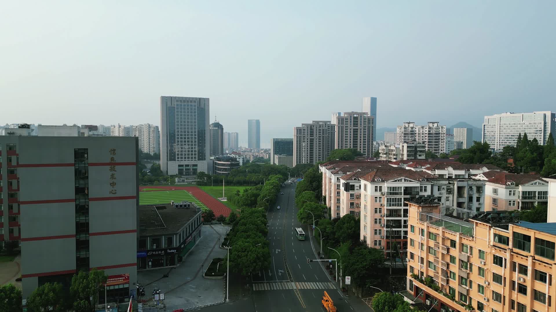 航拍湖北宜昌城市交通大道视频的预览图