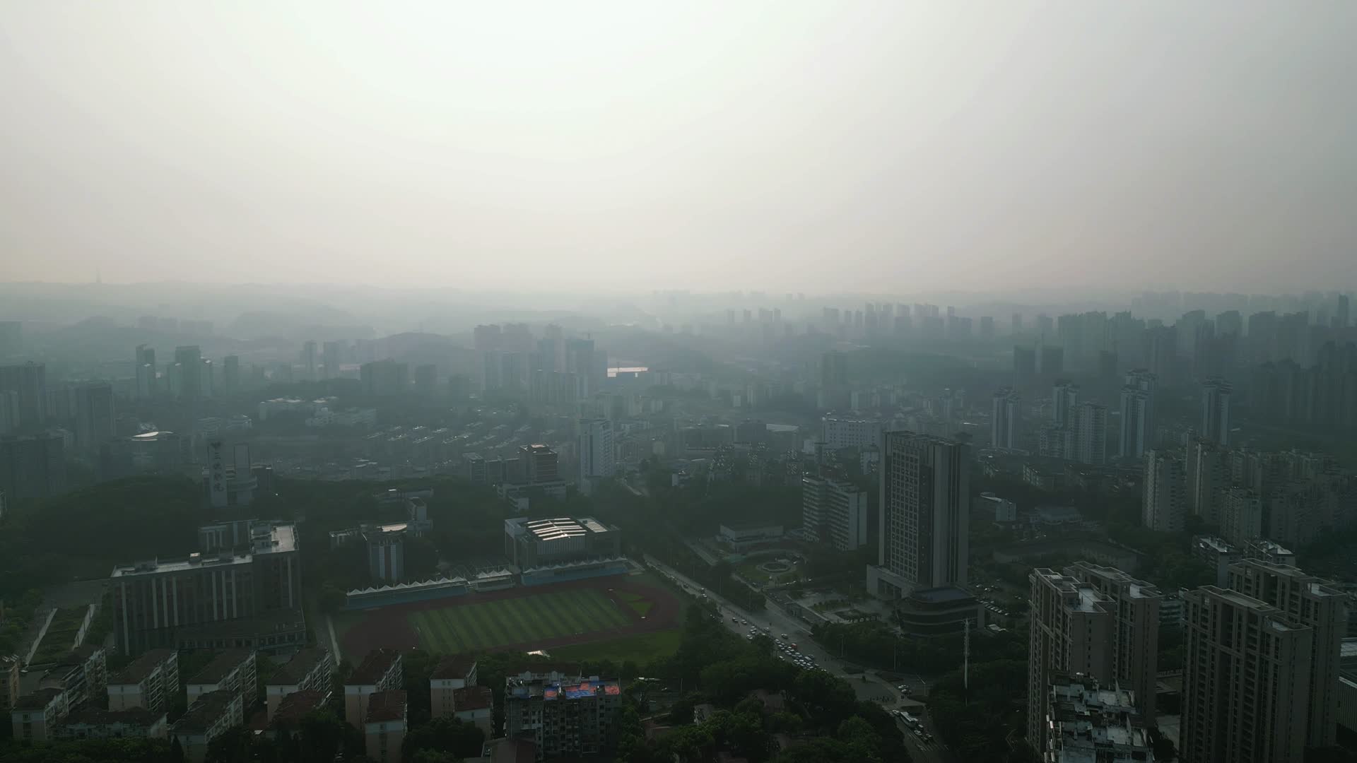 航拍湖北宜昌三峡职院视频的预览图