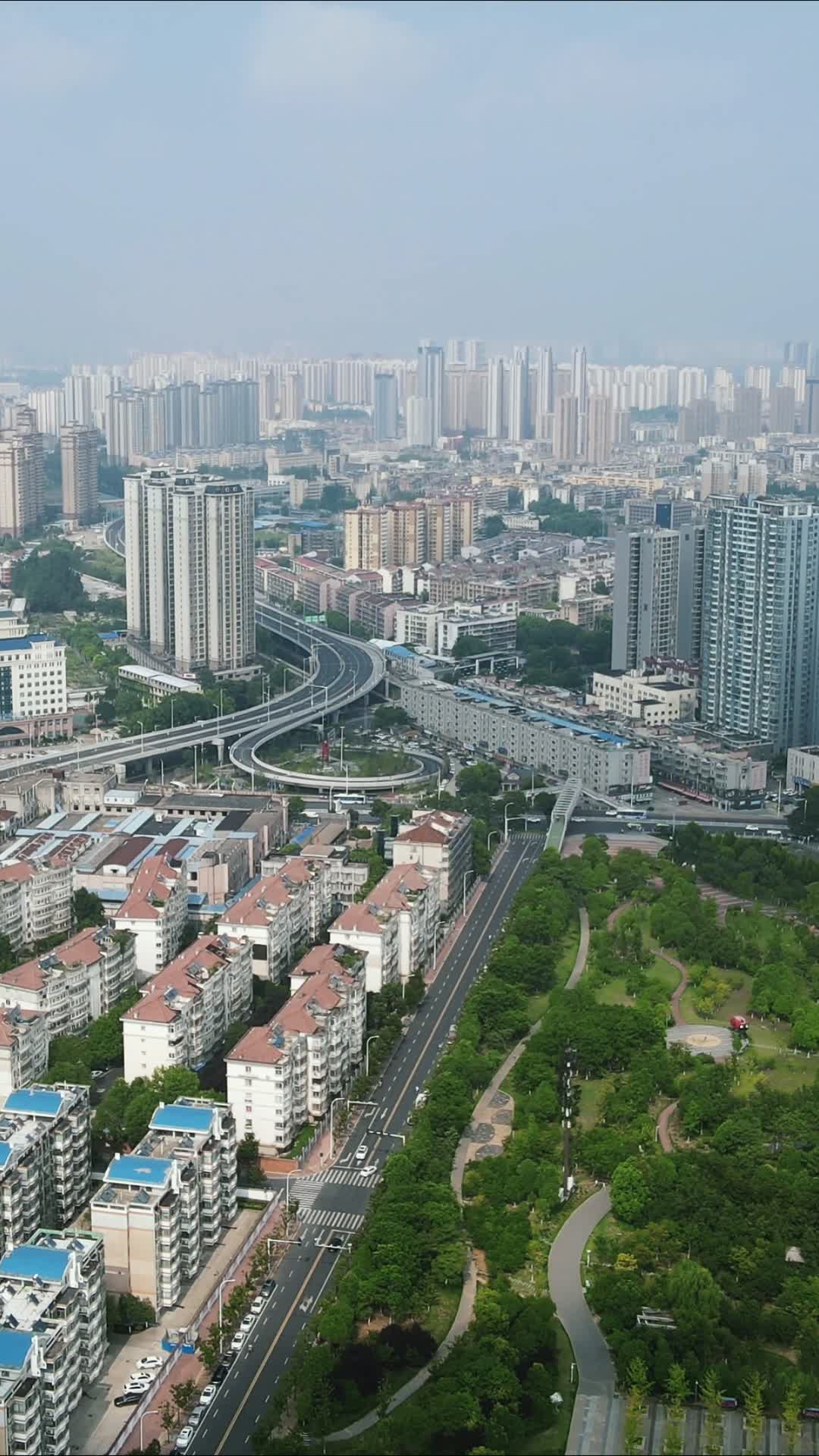 航拍湖北襄阳城市交通竖版视频视频的预览图