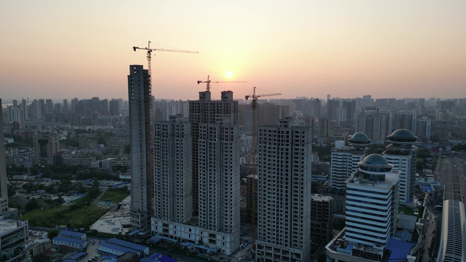 湖北襄阳城市日落晚霞夕阳航拍视频的预览图