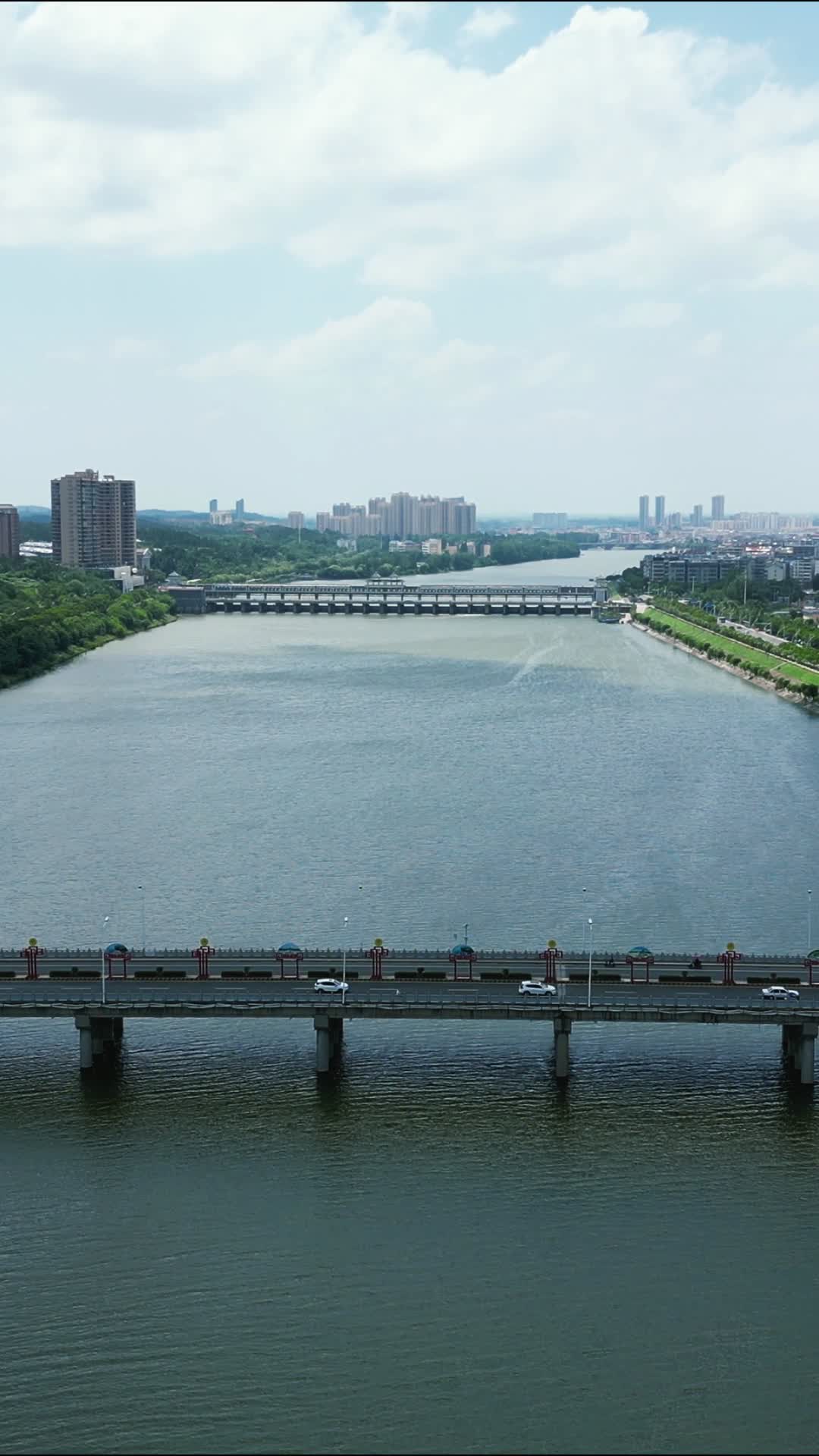 航拍湖北随州府河大桥视频的预览图