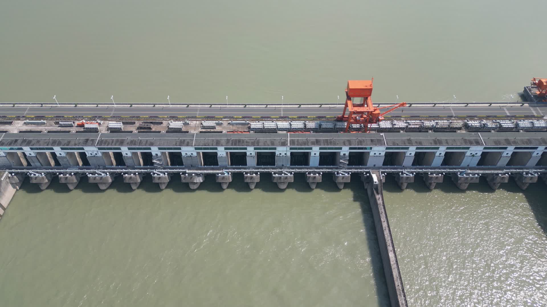 航拍湖北宜昌三峡葛洲坝视频的预览图
