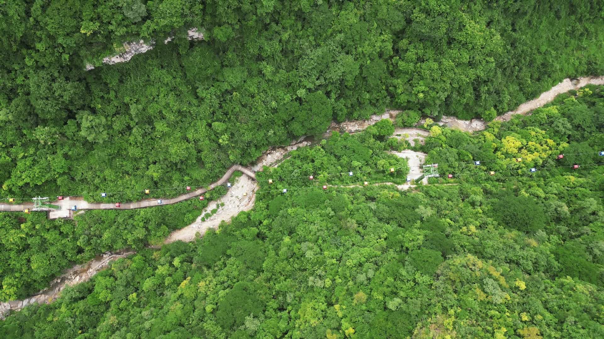 航拍湖北宜昌三峡猴溪风景名胜区山谷缆车视频的预览图