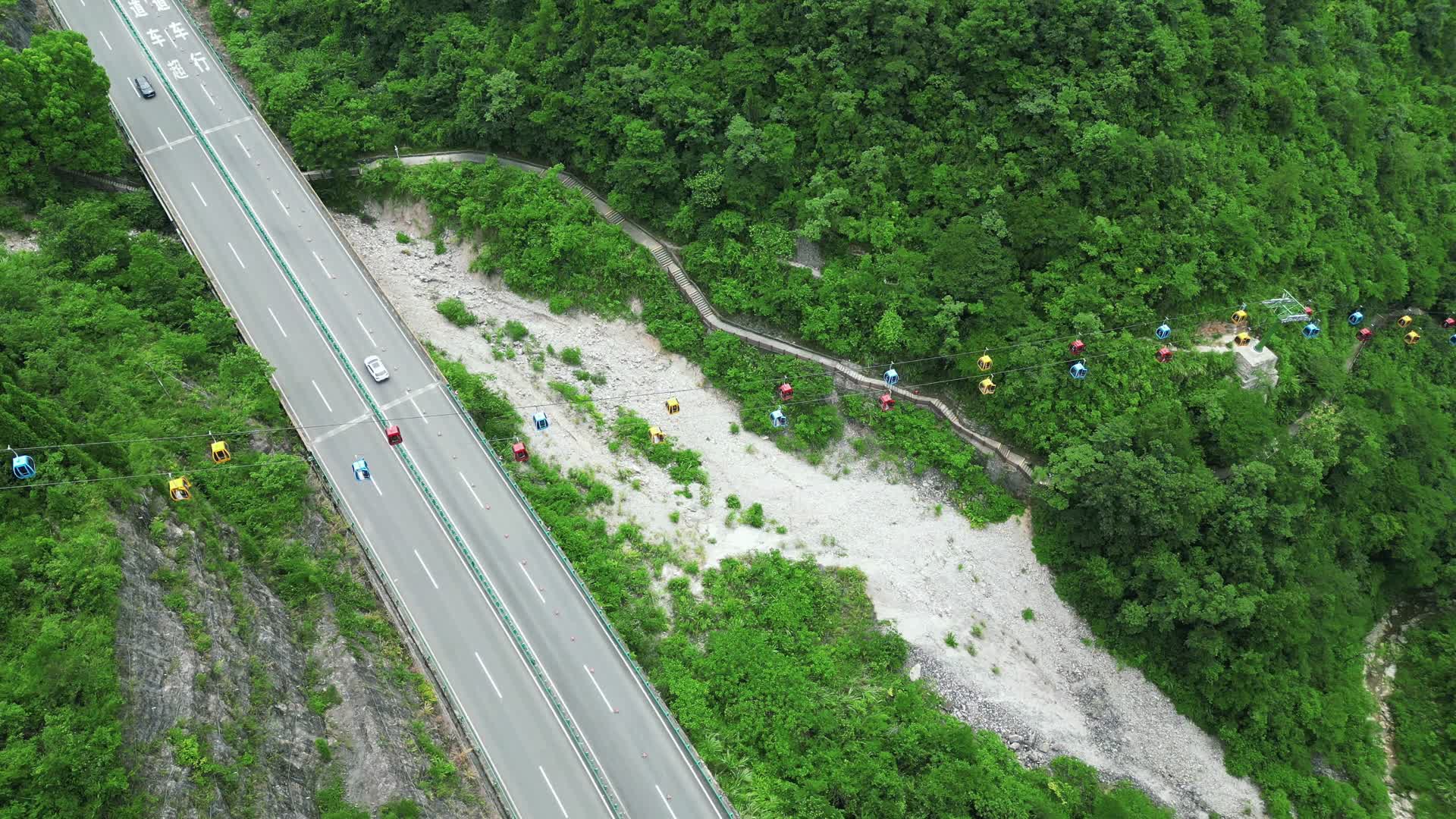 航拍湖北宜昌三峡猴溪风景名胜区山谷缆车视频的预览图
