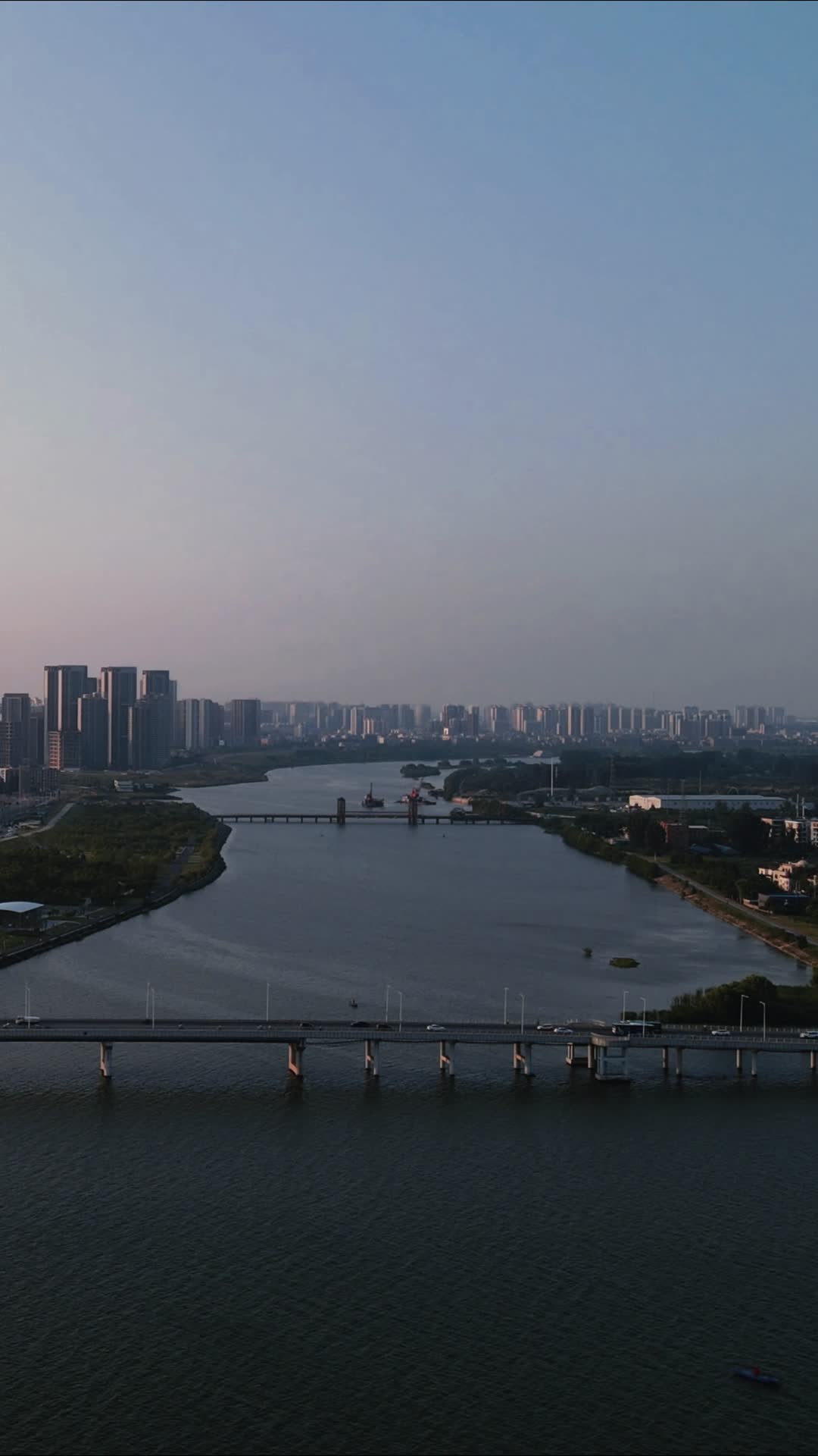 航拍湖北襄阳鱼梁洲大桥视频的预览图