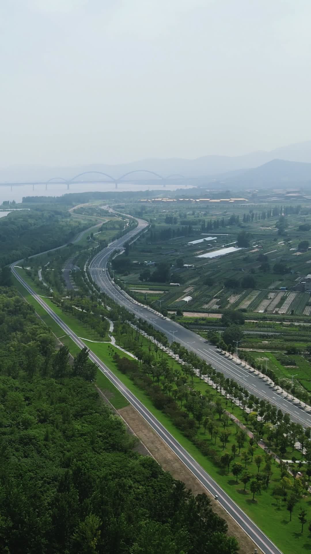 航拍湖北襄阳滨江大道视频的预览图