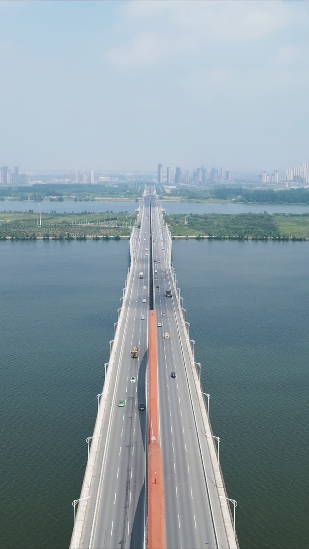 航拍湖北襄阳东津大桥视频的预览图