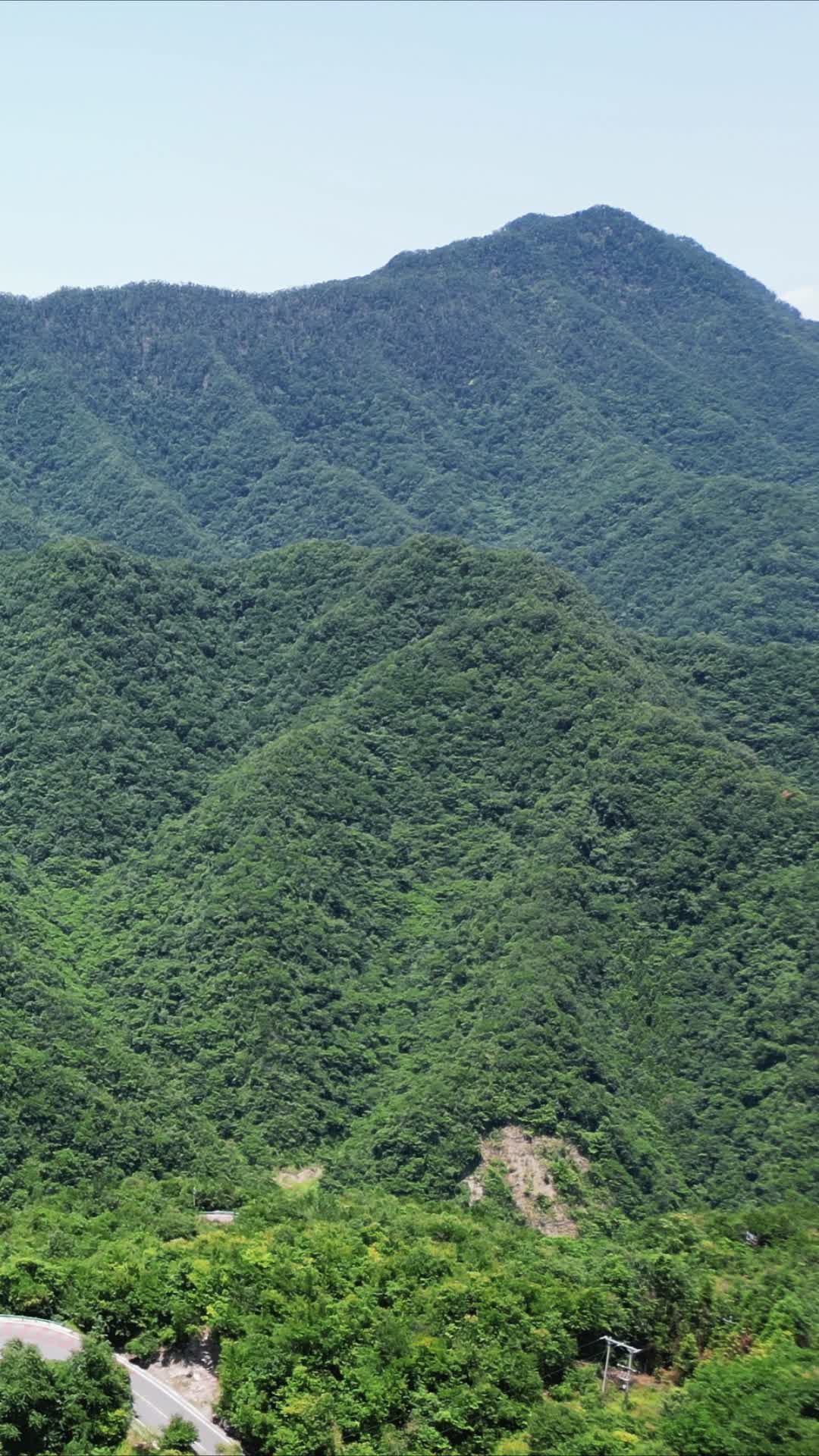 航拍大自然连绵起伏山峰视频的预览图
