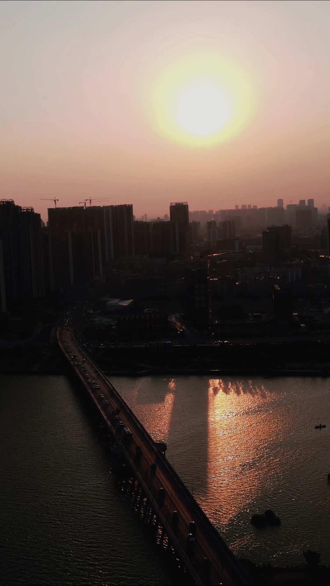 航拍湖北襄阳城市日落夕阳视频的预览图