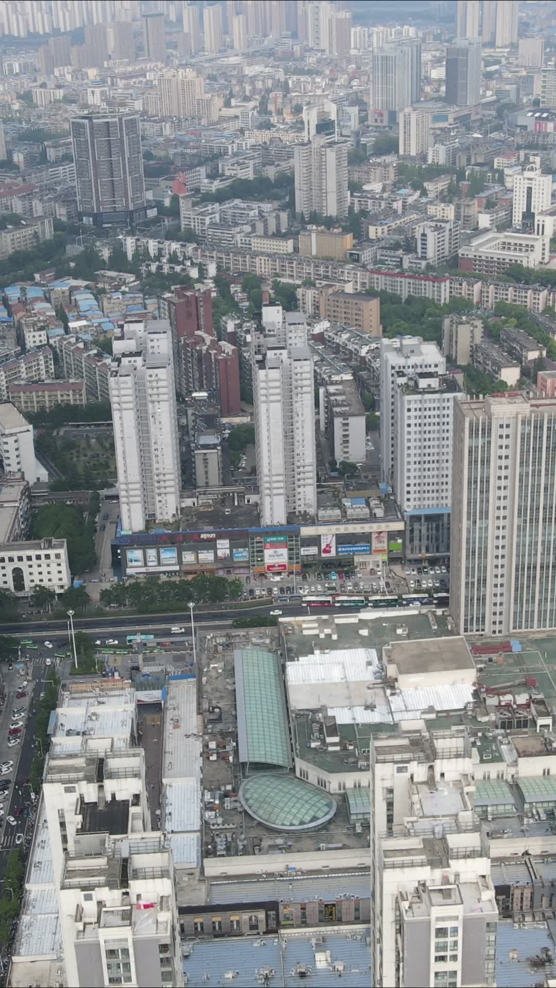 航拍湖北襄阳商业广场万达广场视频的预览图