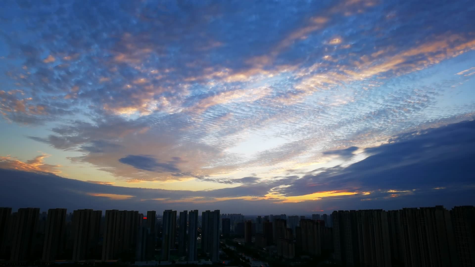 落日夕阳大都市天空云彩视频的预览图