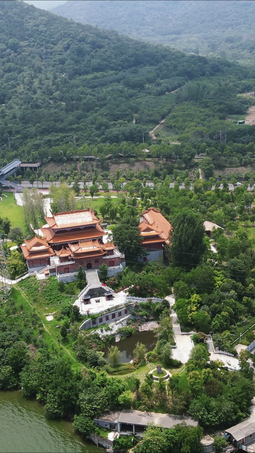 航拍湖北襄阳凤林禅寺视频的预览图
