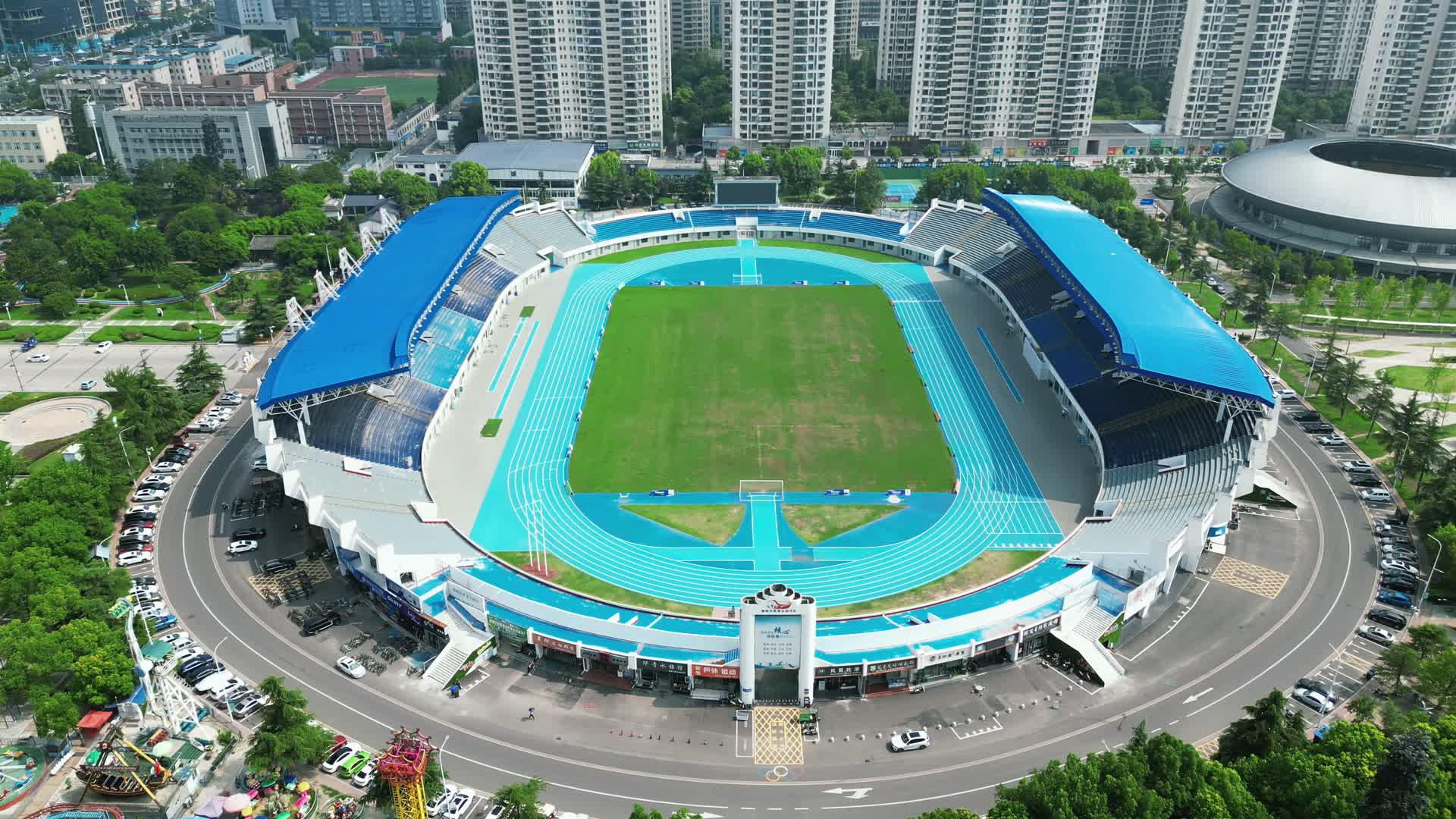 航拍湖北襄阳市全民健身体育场视频的预览图