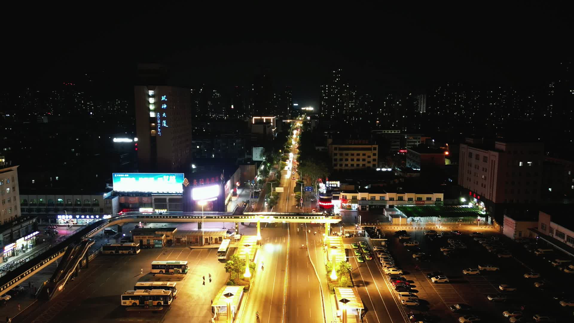 航拍湖北襄阳向前路交通夜景视频的预览图
