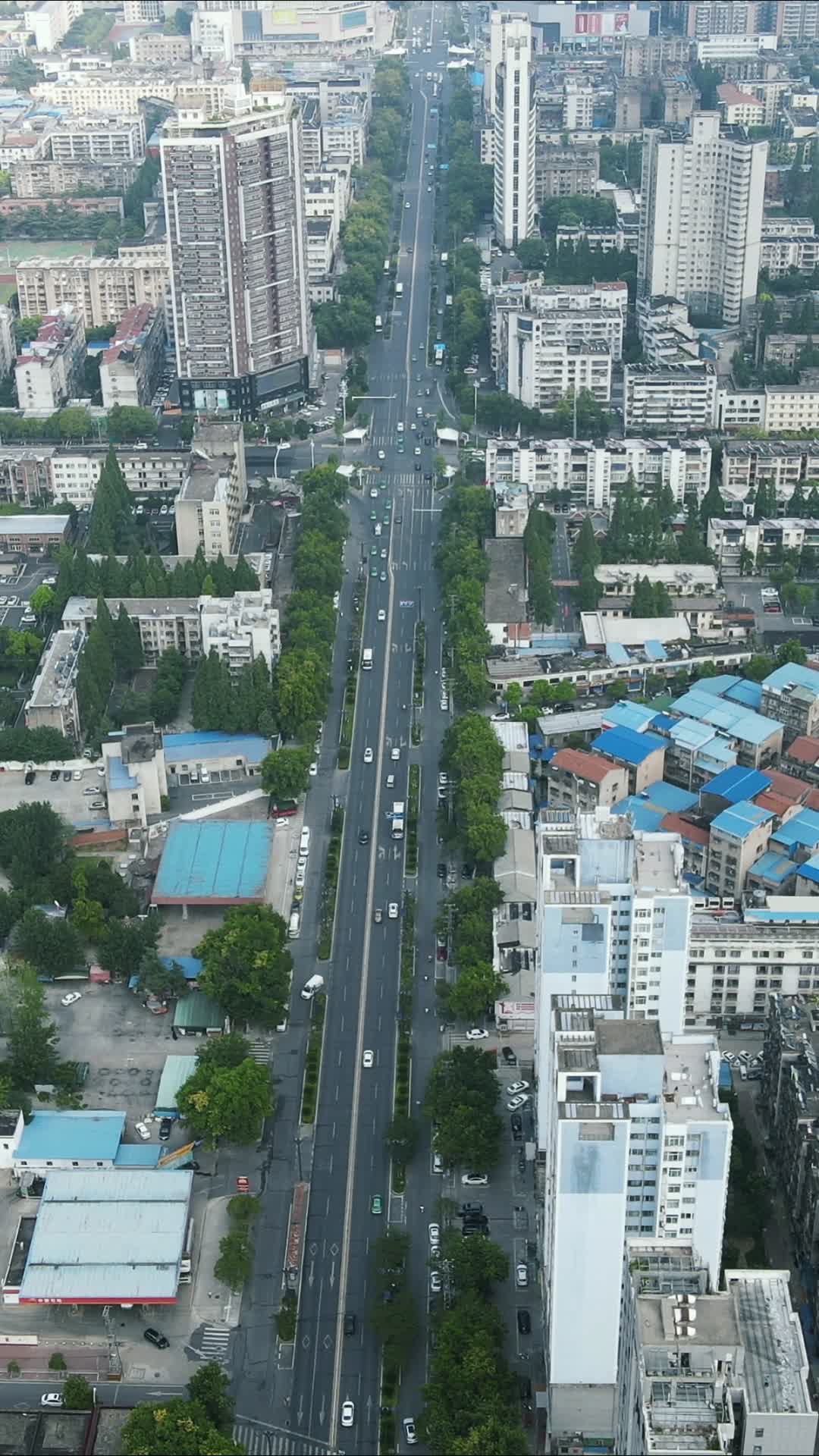 航拍湖北襄阳城市交通竖版视频视频的预览图