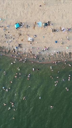 航拍夏日清爽河边游泳的人群视频的预览图