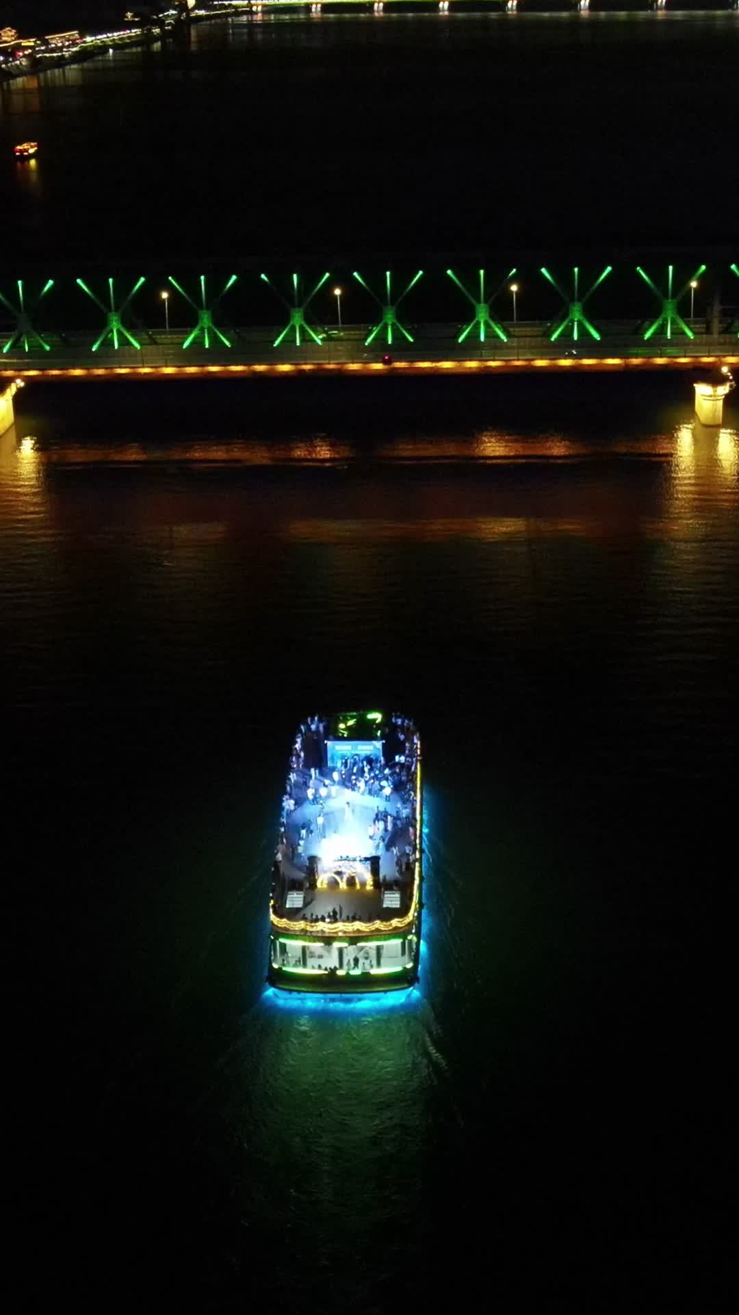 航拍湖北襄阳汉江夜游船视频的预览图