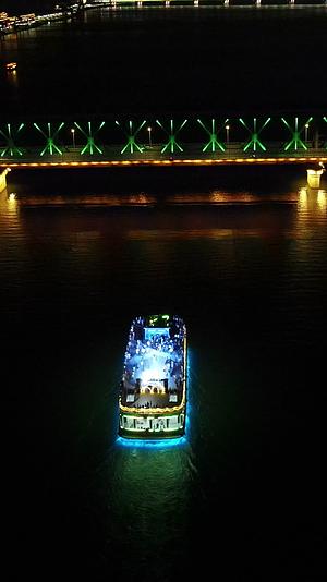 航拍湖北襄阳汉江夜游船视频的预览图