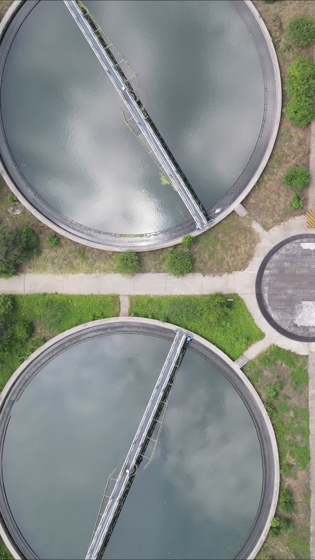 航拍湖北襄阳城市水处理厂视频的预览图