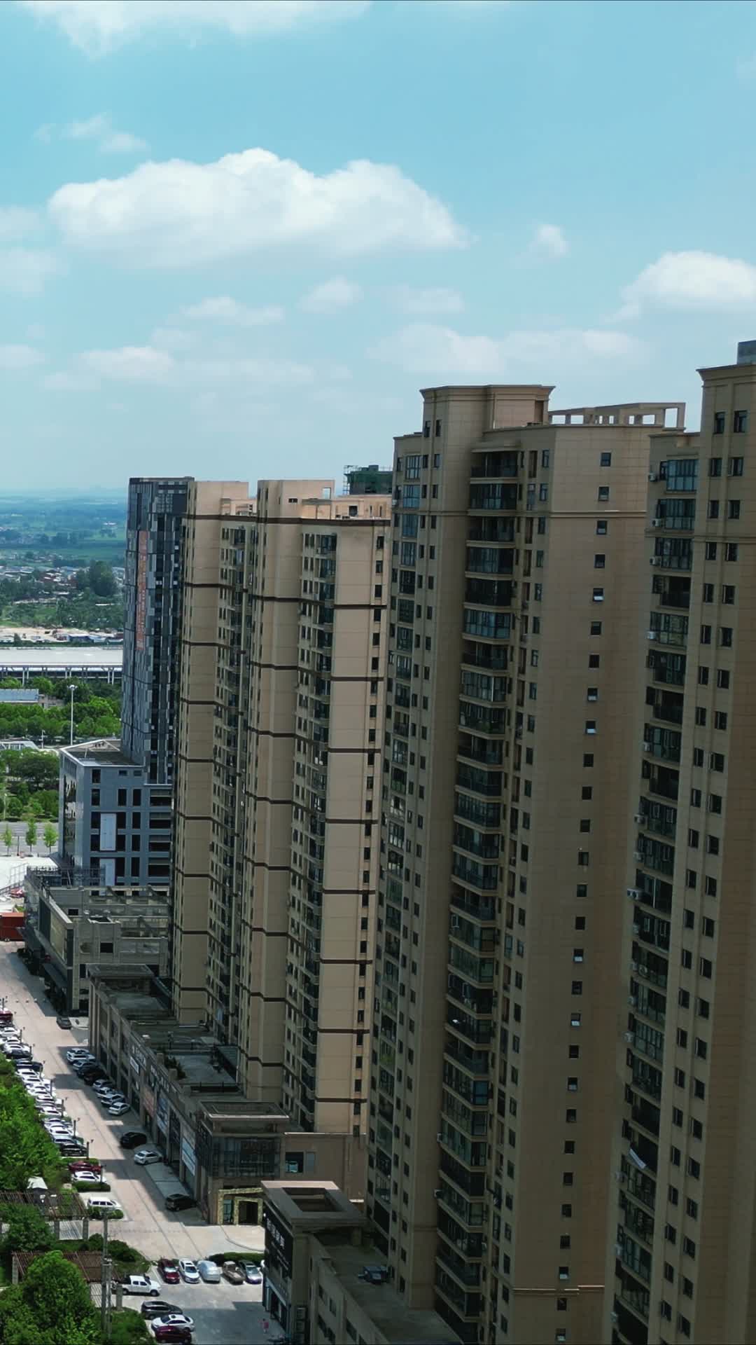湖北随州城市高楼建筑竖屏航拍视频的预览图