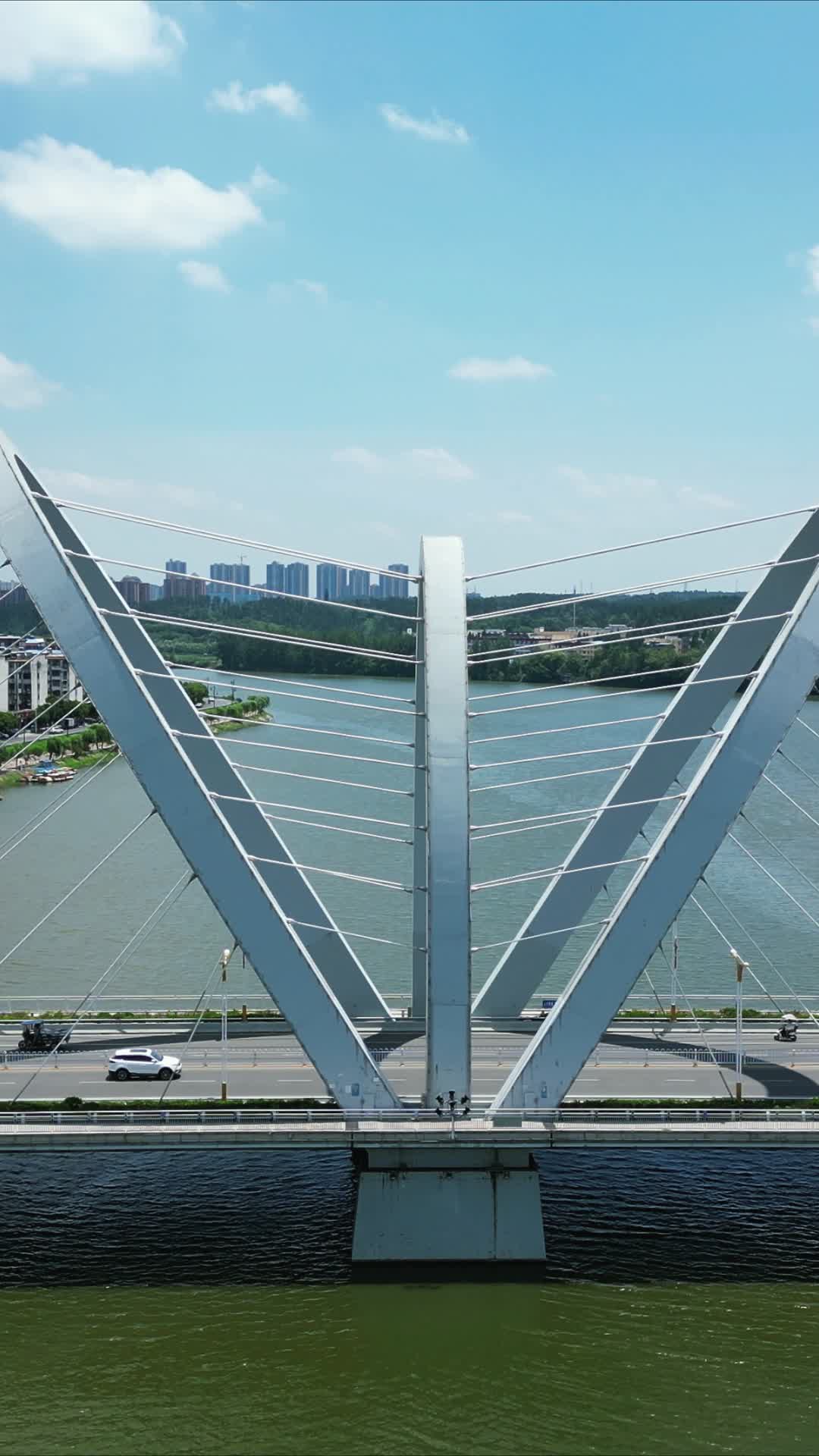 湖北随州城市桥梁竖屏航拍视频的预览图