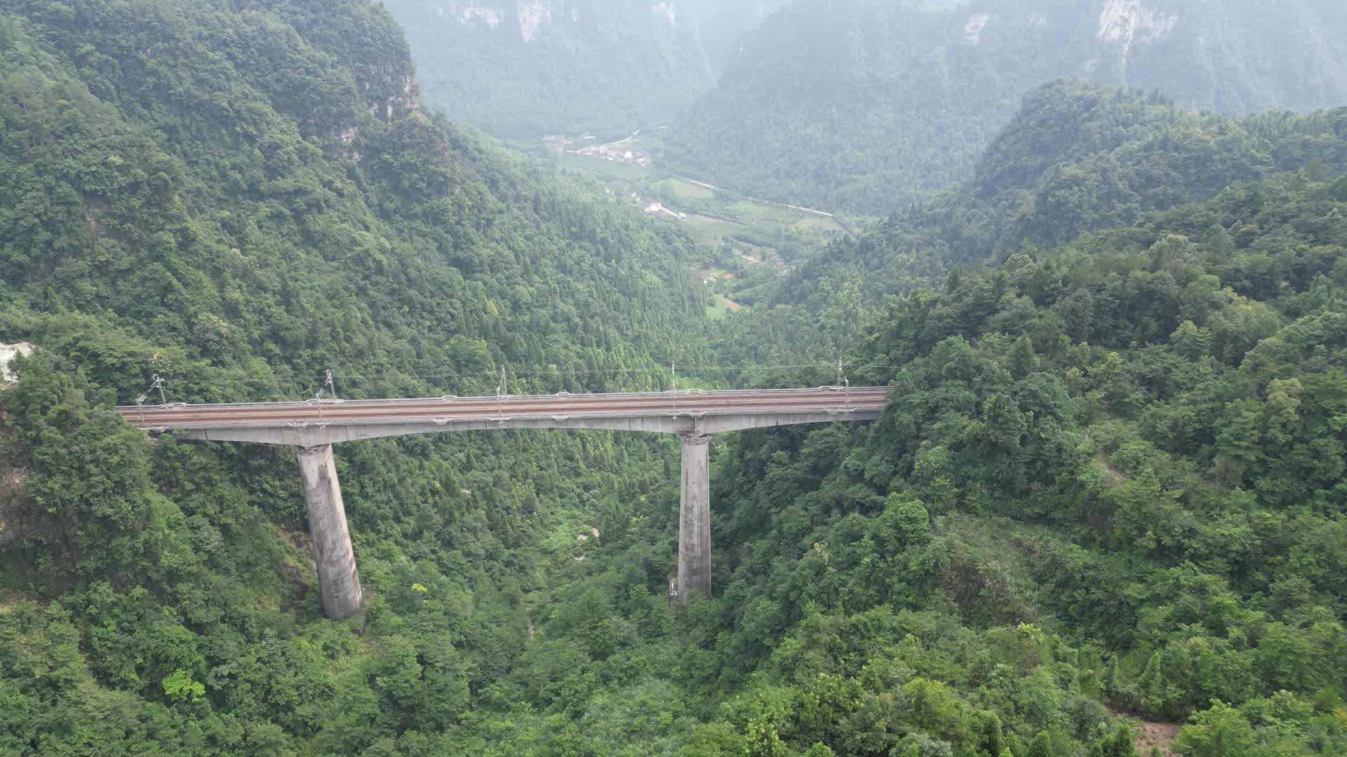 航拍山中高架桥交通视频的预览图