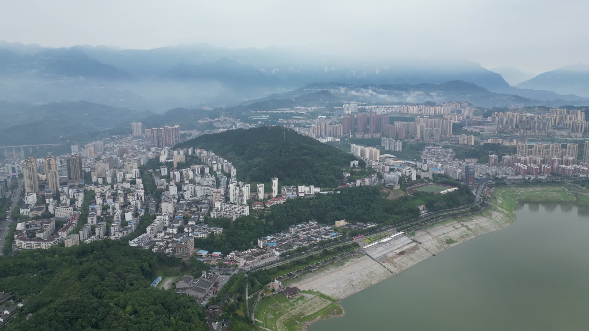 航拍湖北宜昌秭归县城市风光视频的预览图