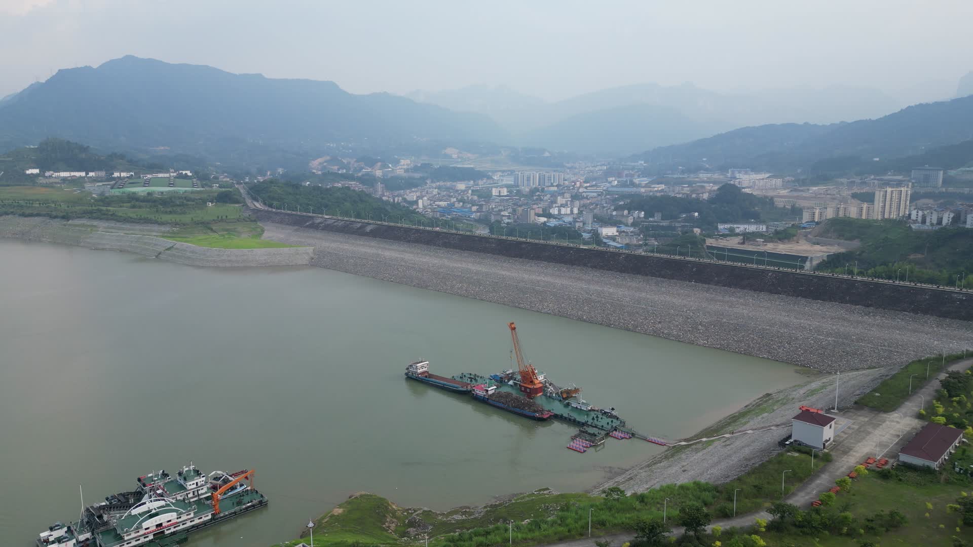 航拍湖北宜昌秭归县三峡水库风光视频的预览图