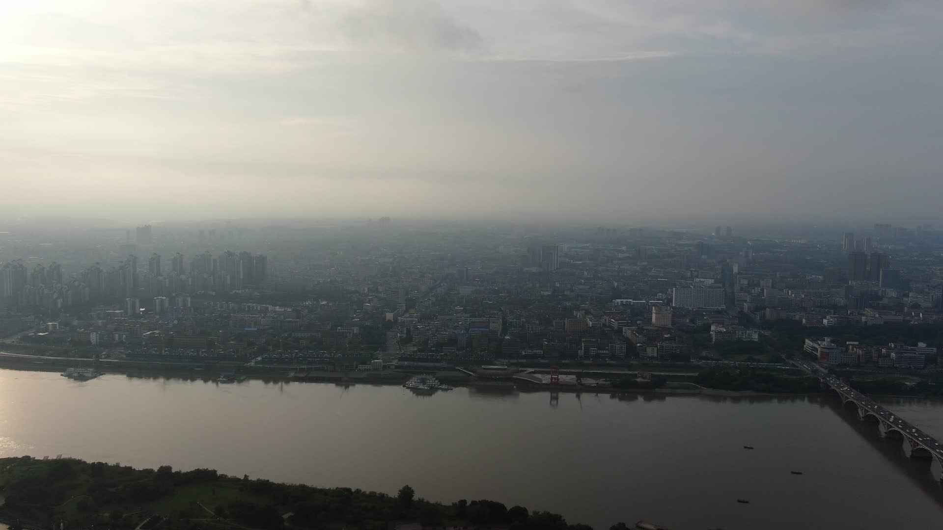 城市航拍湖南湘潭城市迷雾视频的预览图