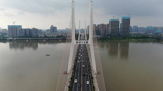 城市航拍湖南湘潭湘江大桥交通视频的预览图