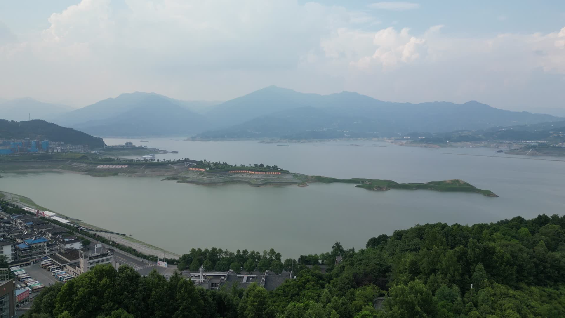 航拍湖北宜昌秭归县木鱼岛公园视频的预览图