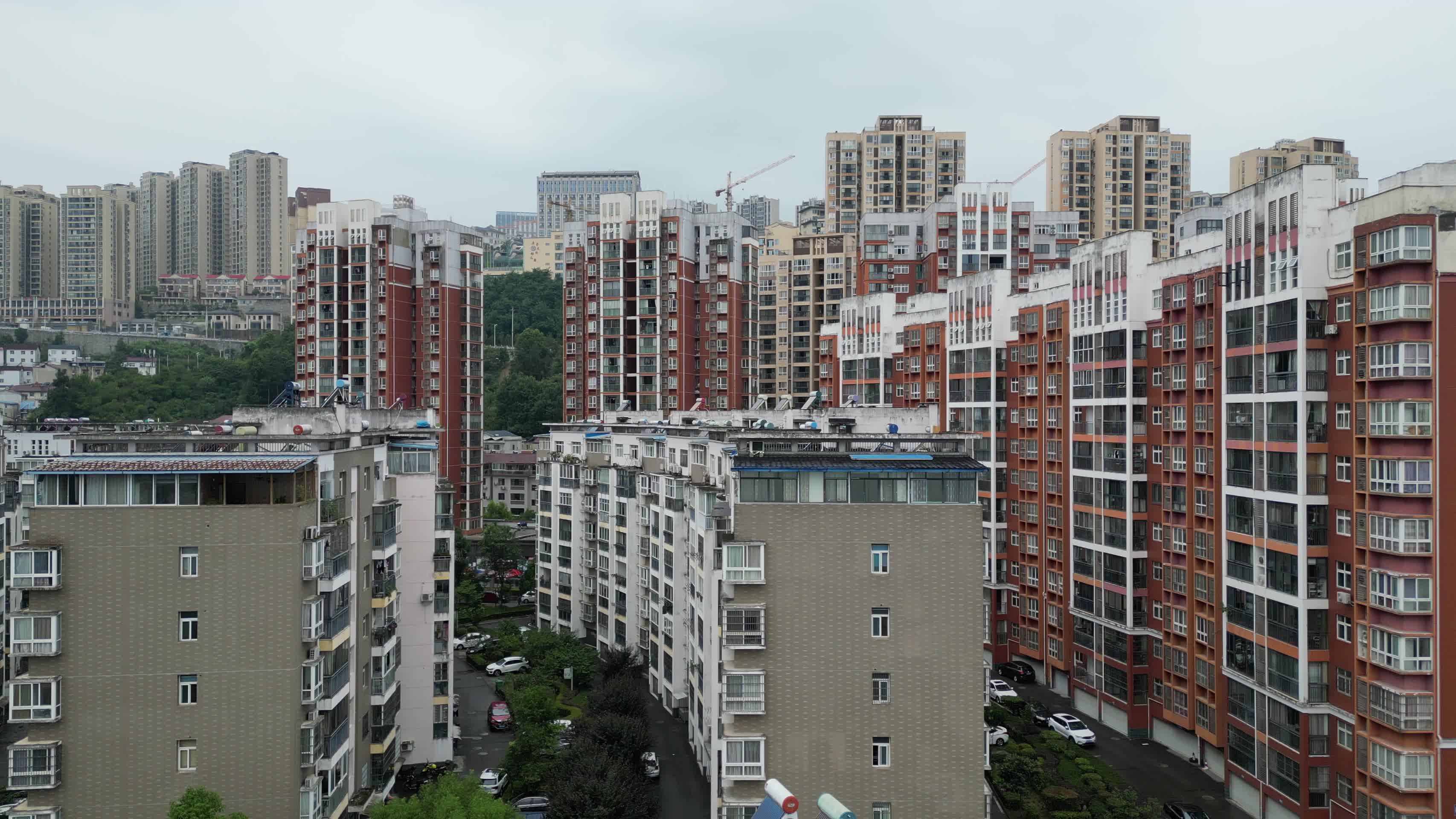 航拍湖北宜昌秭归县城市风光视频的预览图