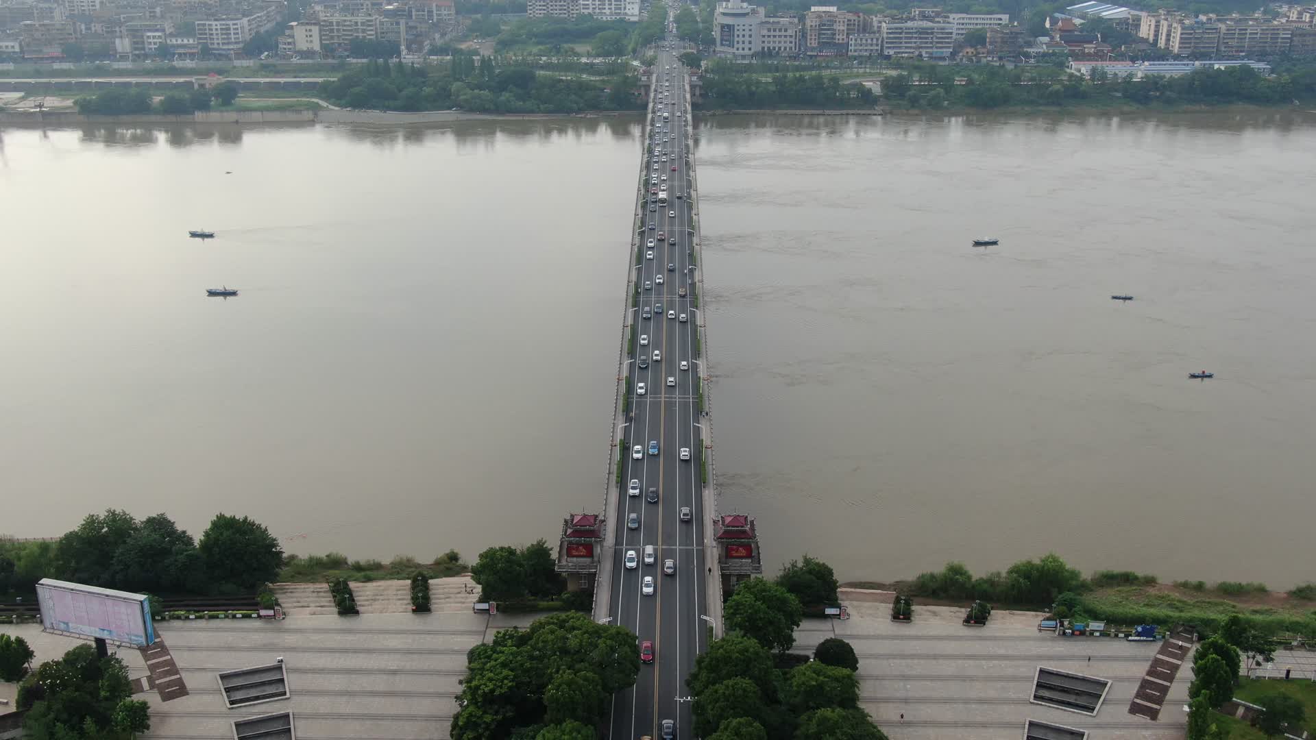 城市航拍湖南湘潭湘江大桥交通视频的预览图