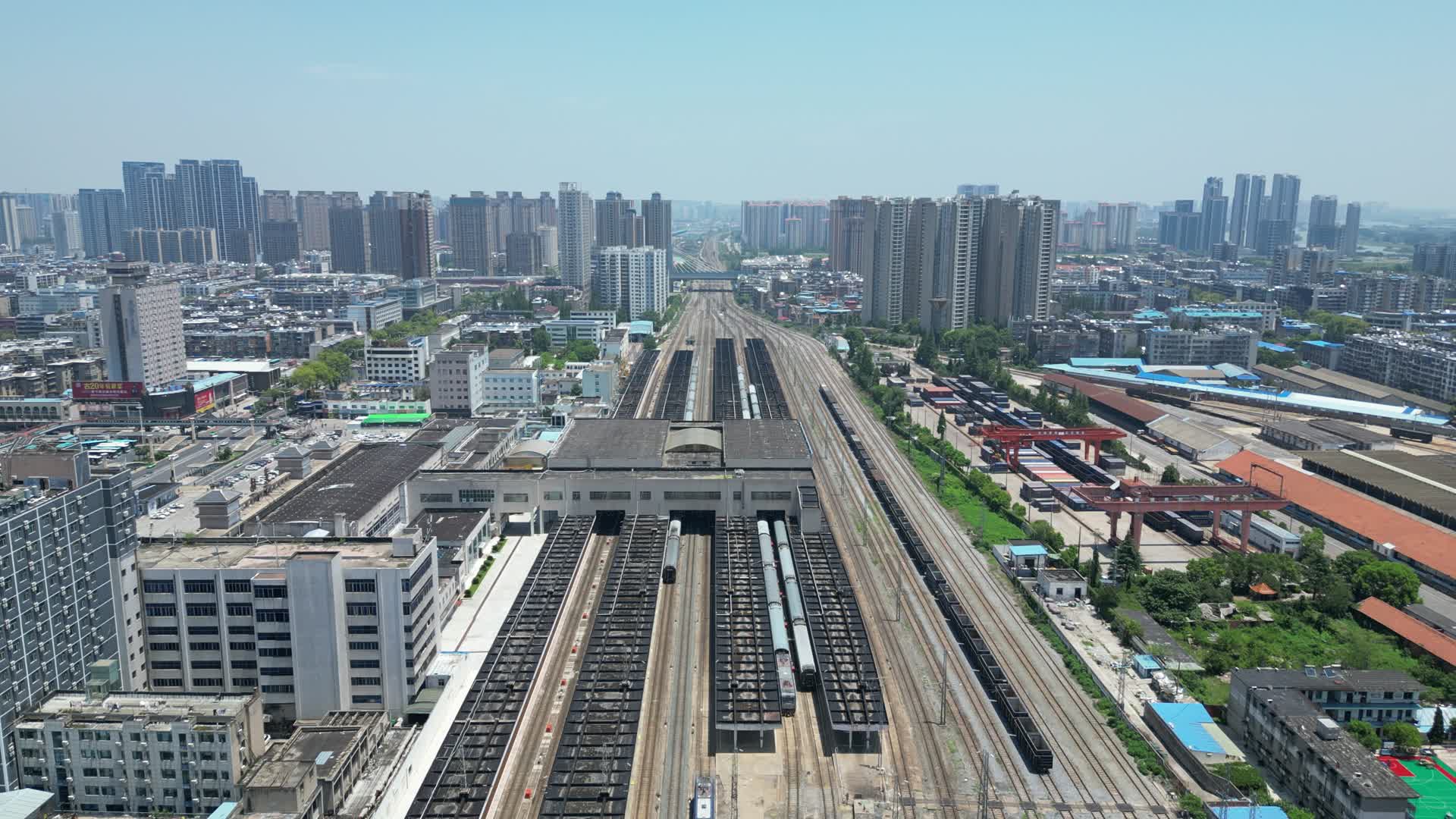 航拍湖北襄阳火车站交通视频的预览图